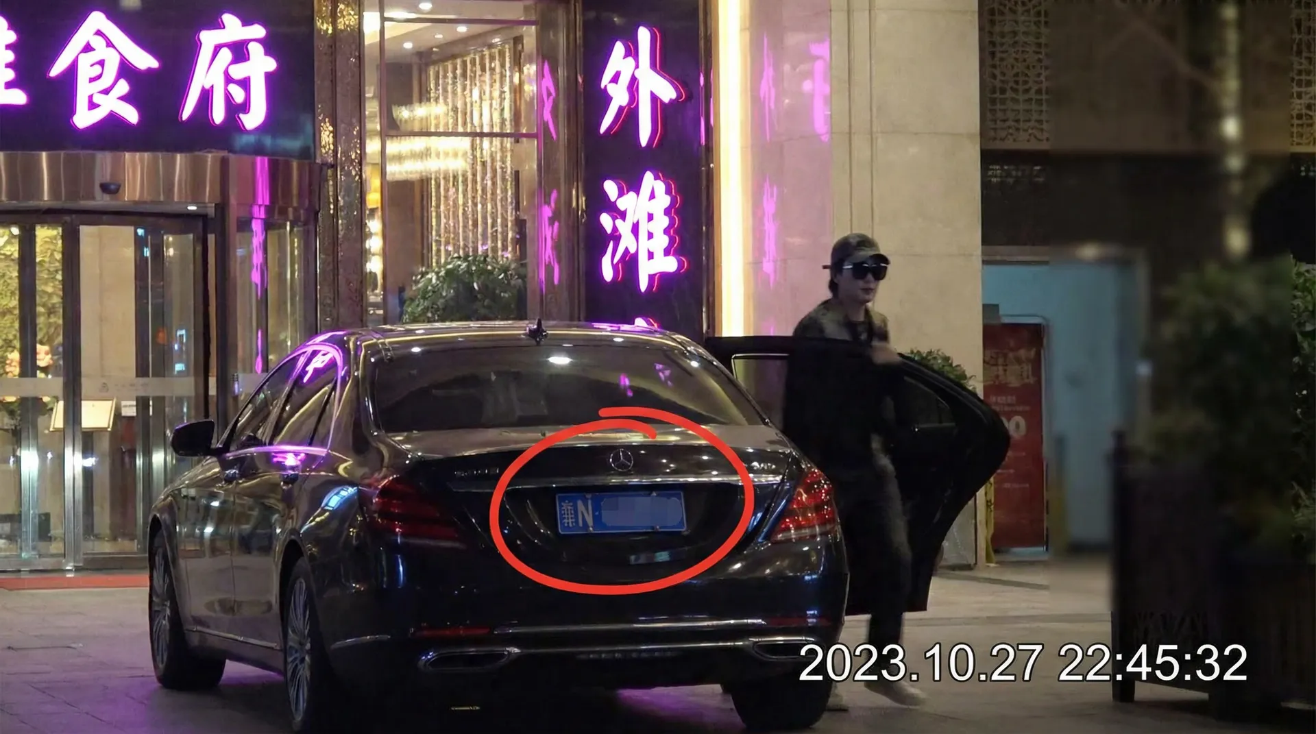 拉斯维加斯娱乐城官网 - 豪车餐厅外偷拍